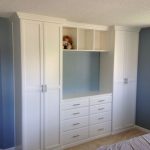 Closet and TV Cabinet for the Bedroom. Cute! | Diseño de closet .