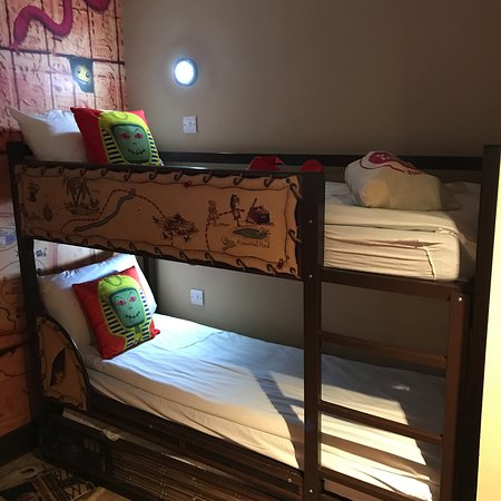 Childrens bunk beds - Picture of Legoland Windsor Resort Hotel .