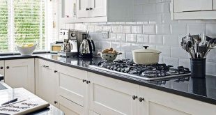White kitchen with black worktop in 2020 | Kitchen black counter .