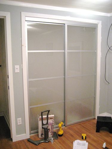 10+ Easy and DIYable Closet Door Ideas | Armário com portas de .
