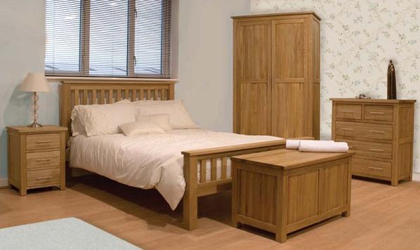 The Unique Design And Engraving Of The Interior Oak Bedroom Set .