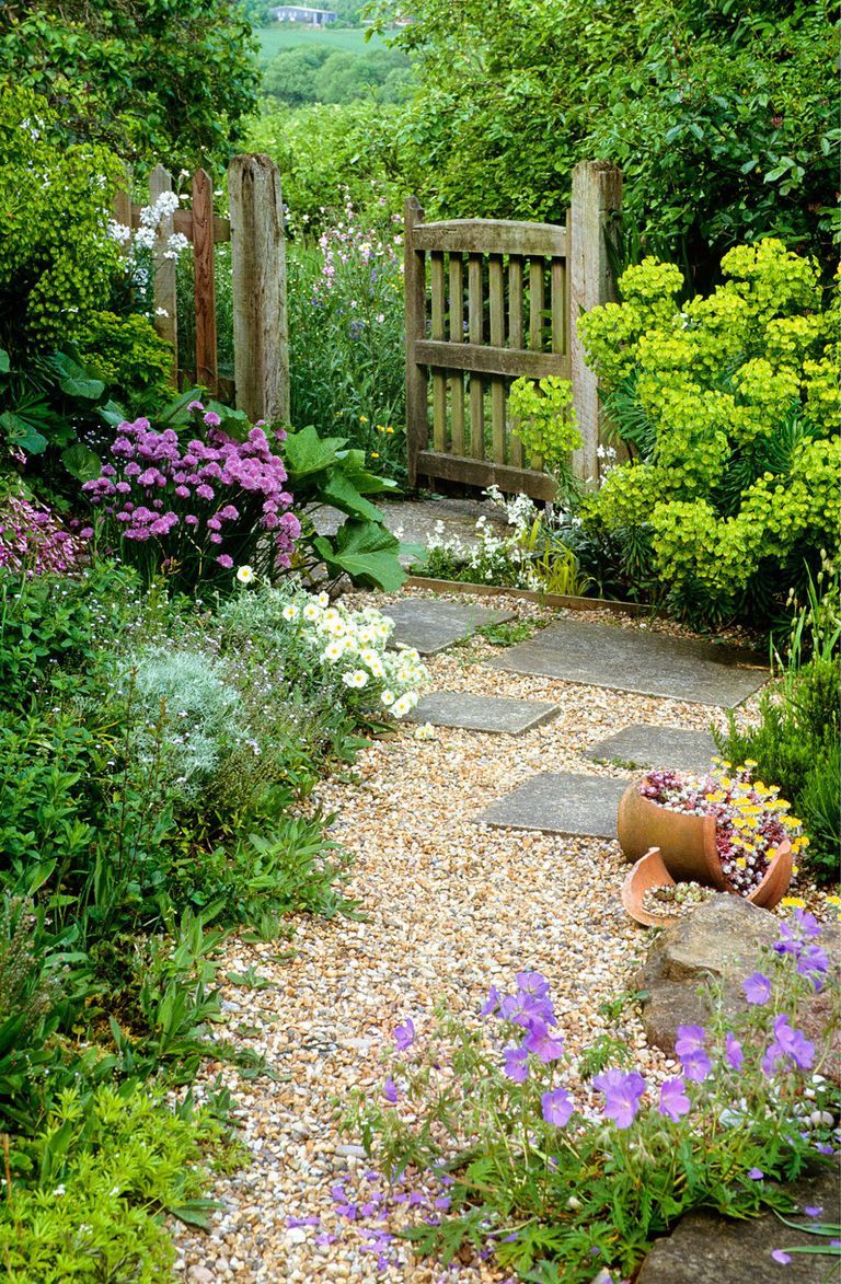 Creating a Beautiful Garden Boundary with a Stylish Fence