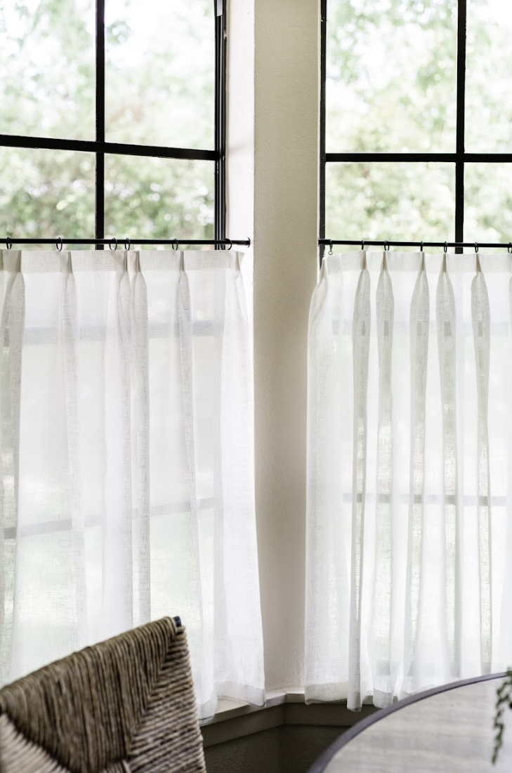 Elegant Window Treatment: Cafe Curtains for Your Kitchen