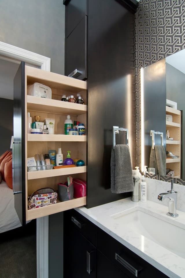 Optimizing Bathroom Space with Functional Cabinets and Storage Solutions