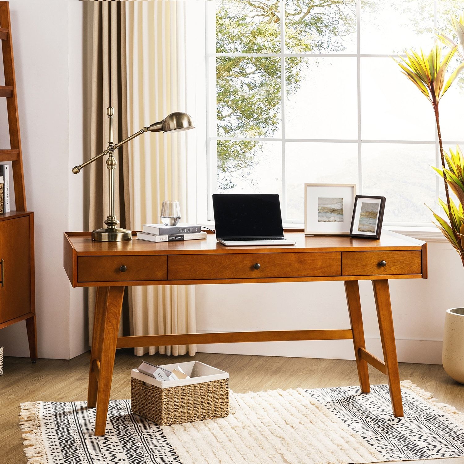 The Benefits of a Computer Desk Featuring Drawers