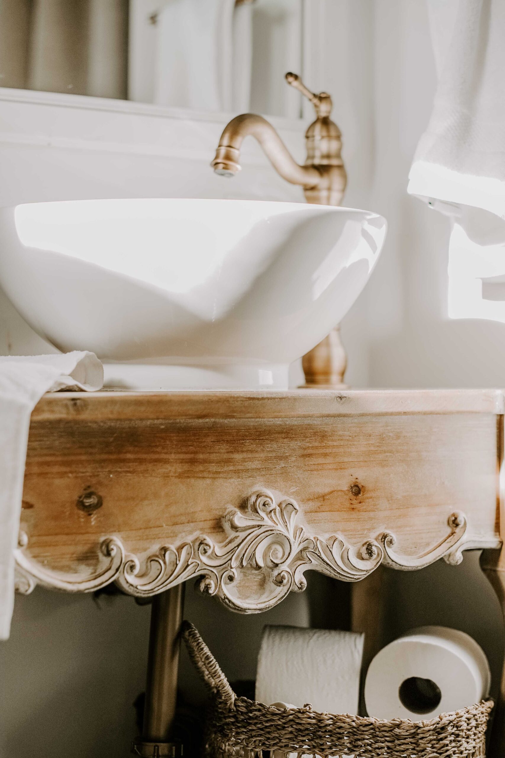 The Charm of Rustic Bathroom Vanities for Country Homes