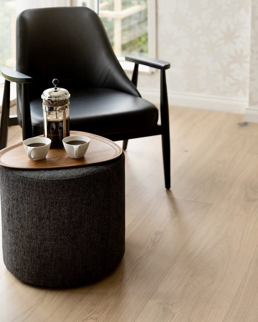 Soft grain wood flooring with black furniture