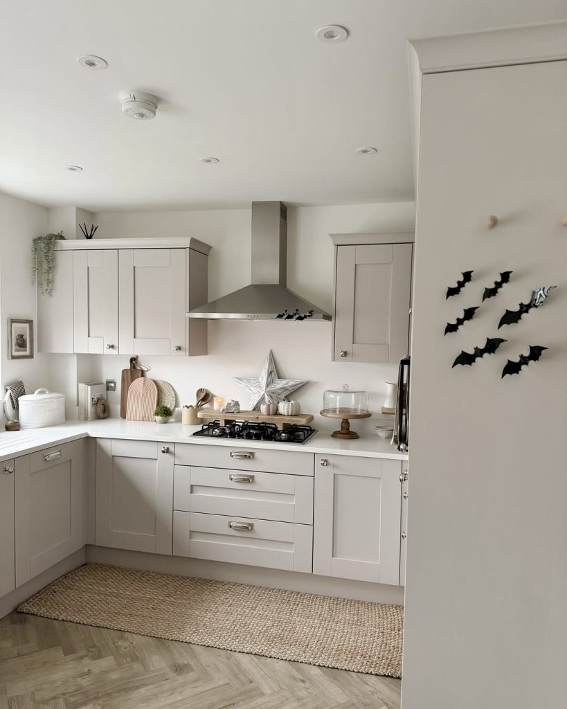 Minimalist Kitchen Bats