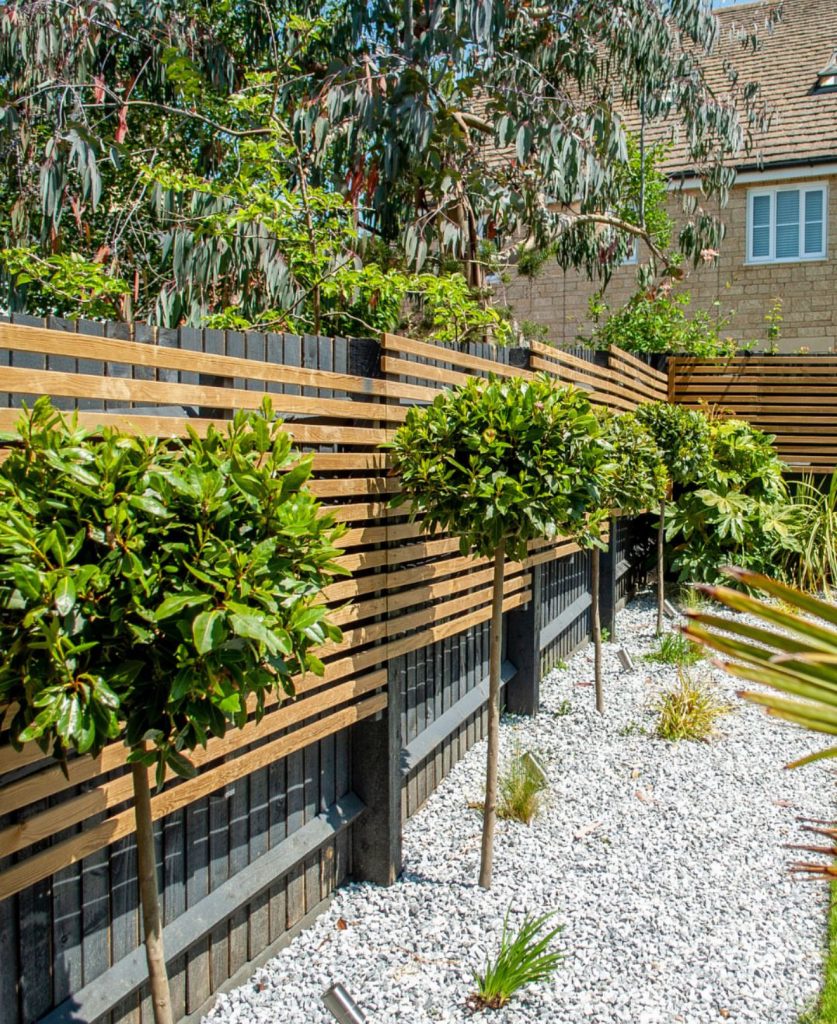 Dual-tone slatted fence