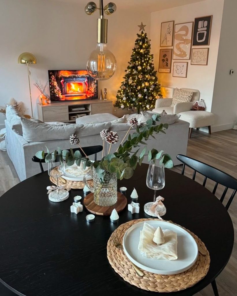 Minimalist Christmas dining room
