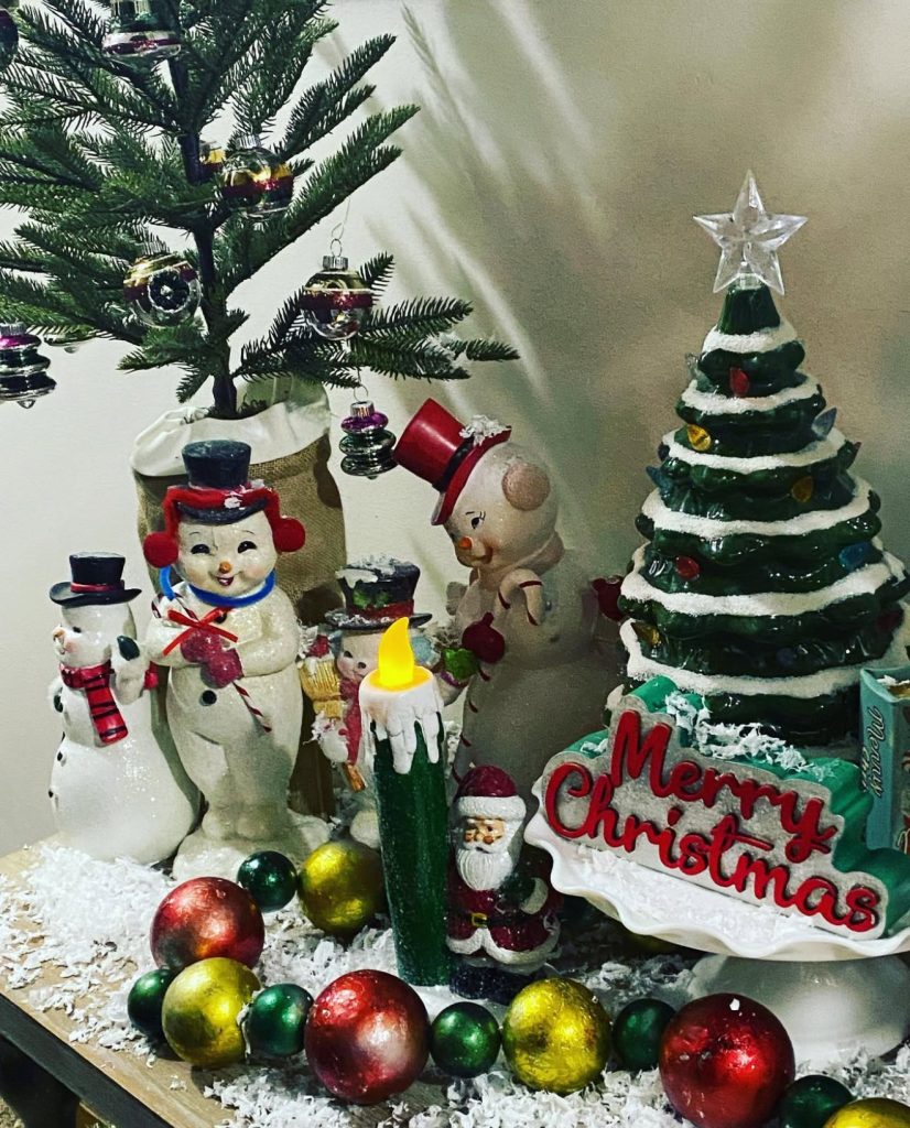Snowmen and Christmas Tree Display