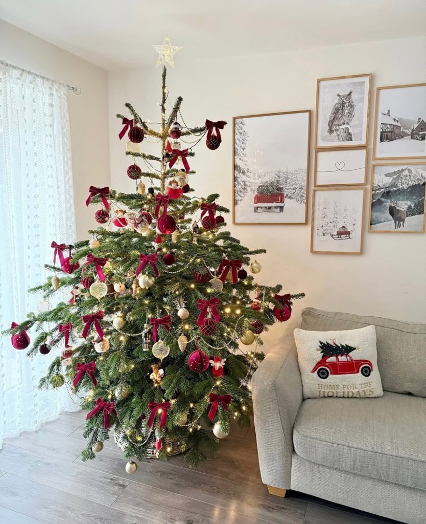 Christmas tree with red bows