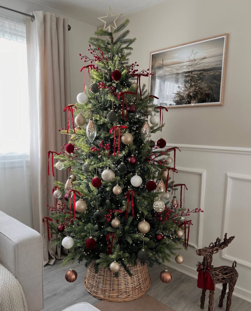 Neutral Christmas tree with red accents