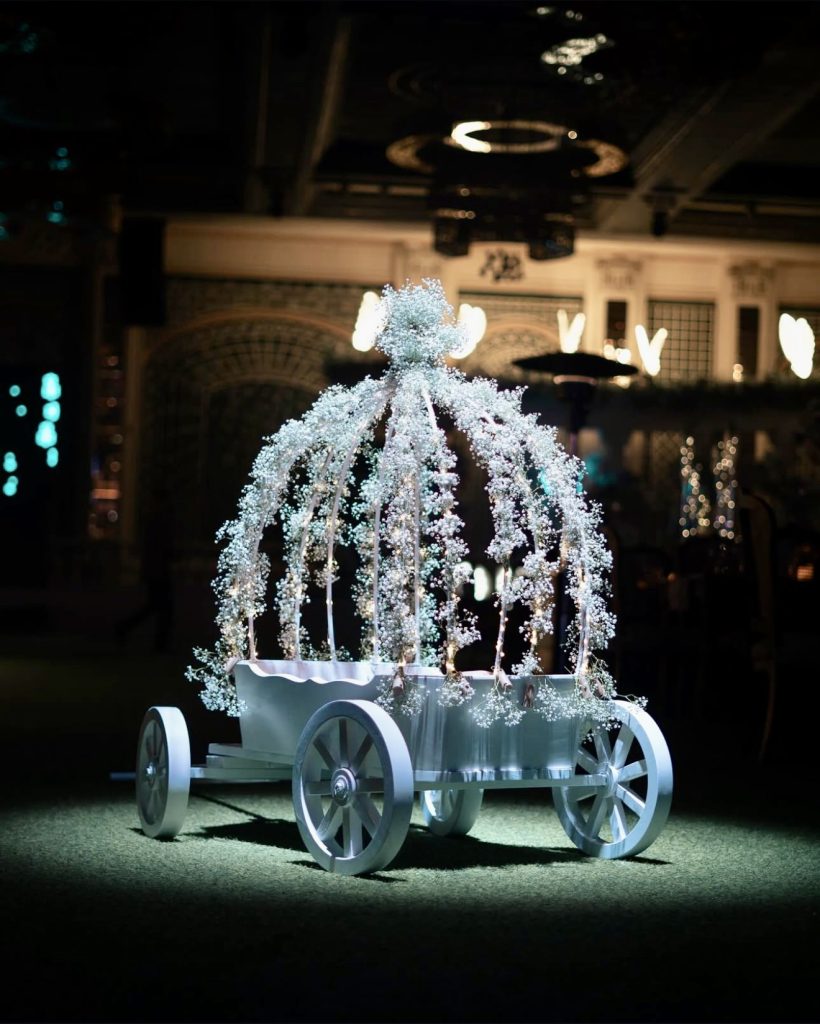 Fairytale carriage with frosted florals