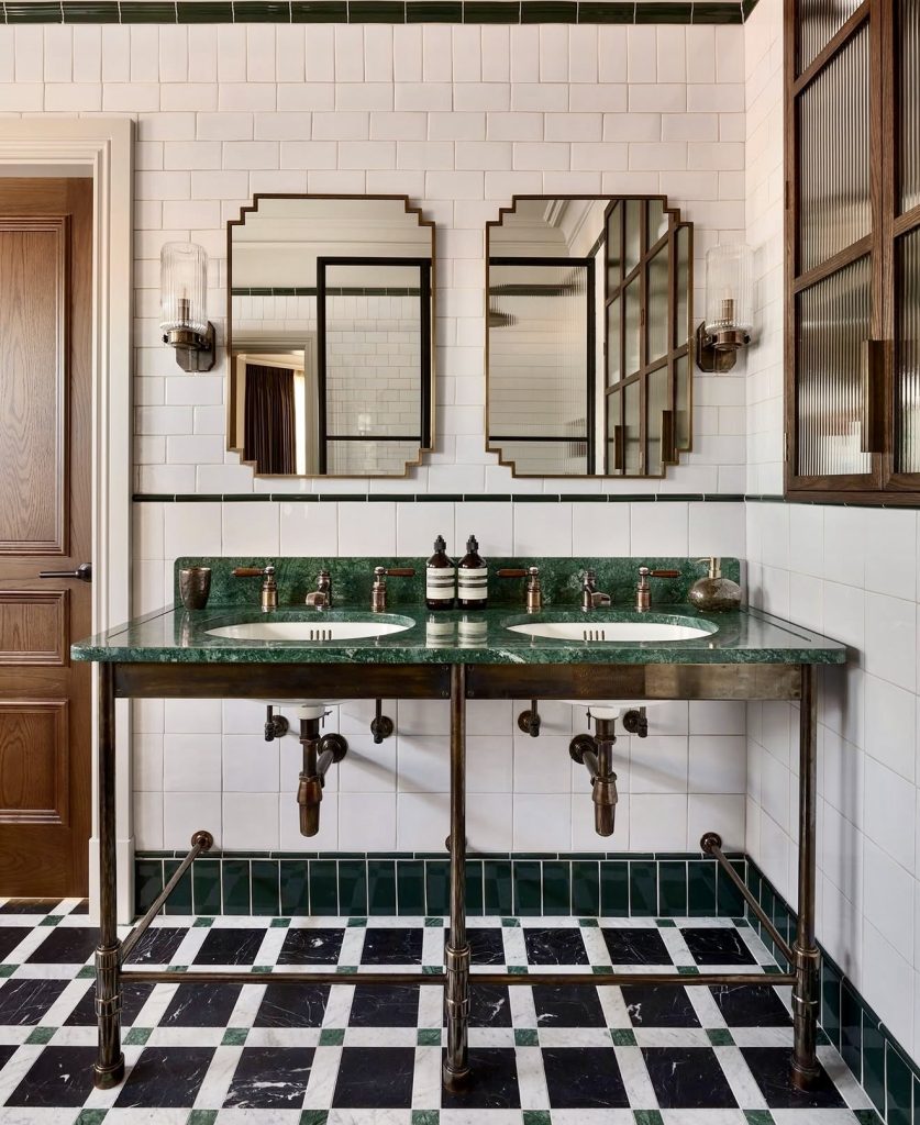 Bathroom with green marble and checkered floor