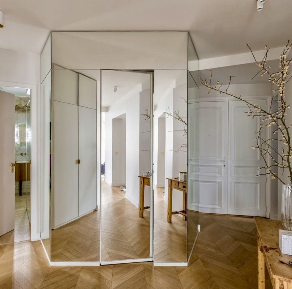 Corner Mirrored Closet Design