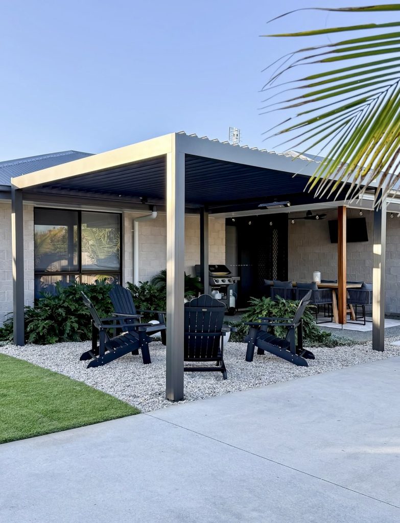 Gravel lounge with pergola