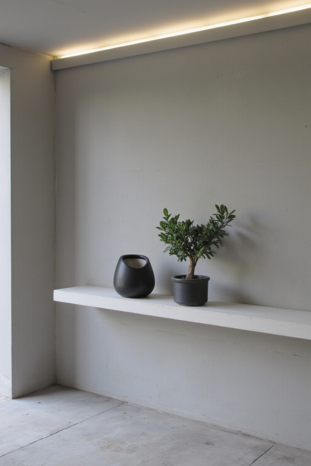 end of hallway decor - Minimalist Modern - Floating white shelf, black ceramic sculpture, bonsai...