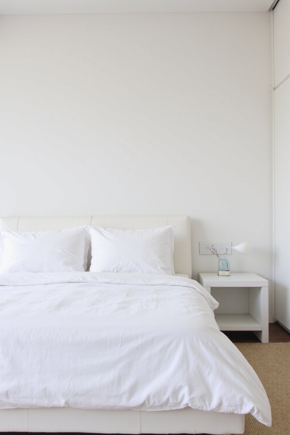 White bedroom decor ideas - Contemporary Minimalism: Sleek White Bedroom Concepts - Modern minimalist white bedroom with platform bed