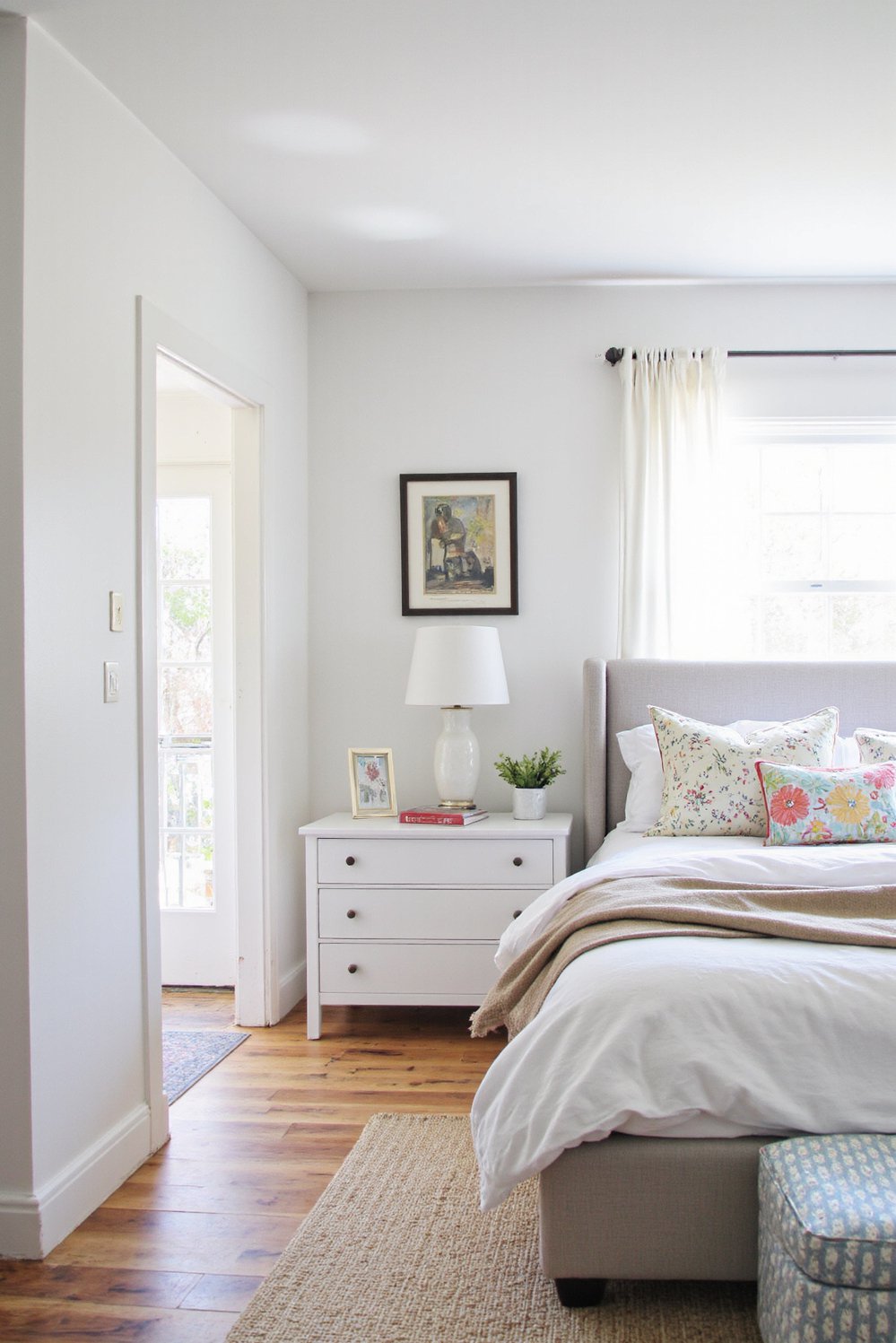 White bedroom decor ideas - Balanced Blend: Modern and Traditional White Bedroom Fusion - White bedroom mixing classic and contemporary furniture