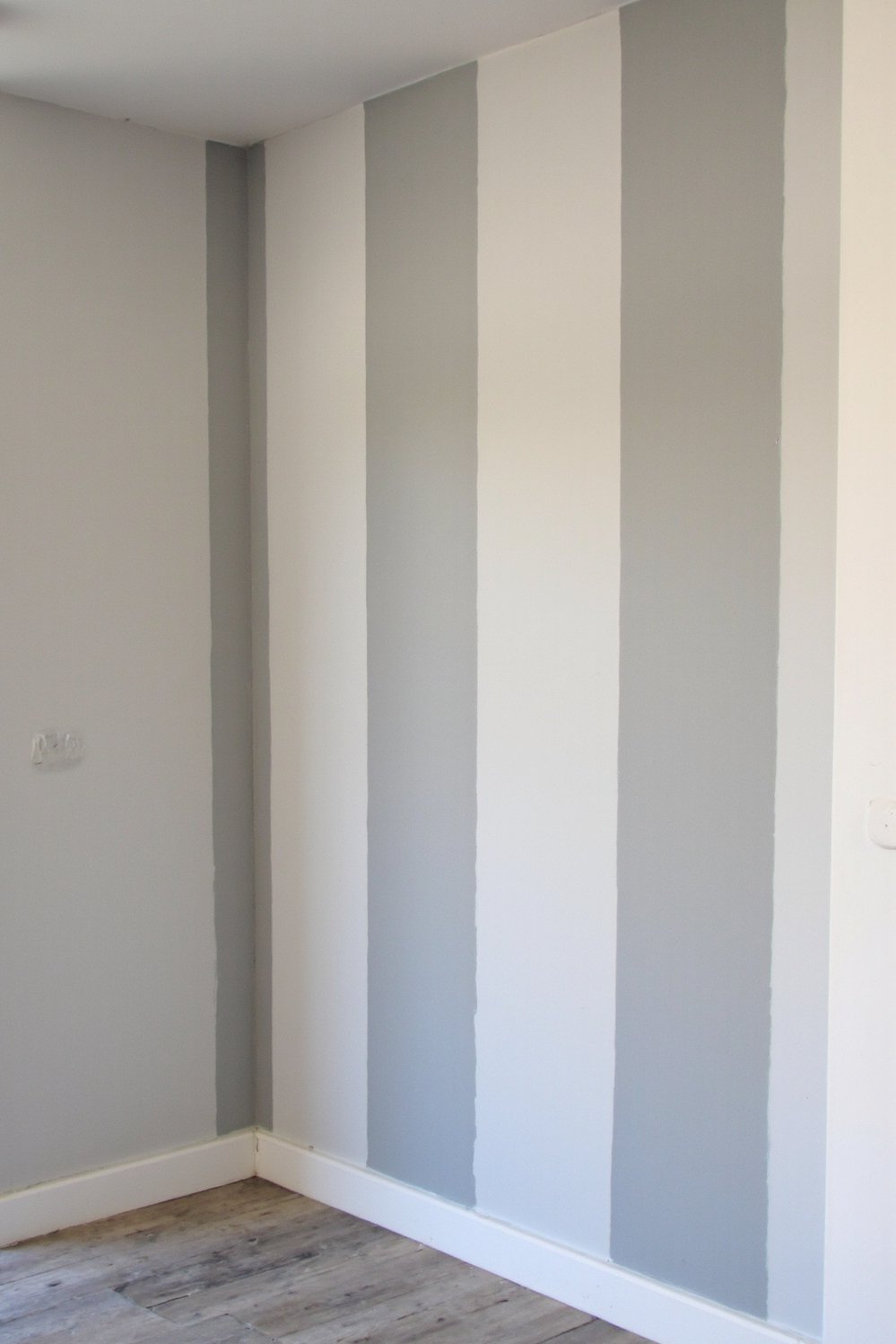 Hand painted wall pattern - Sleek Grey & White Hallway: Paint To Look Like Wallpaper - Hand-painted wall design: Geometric grey and white hallway....