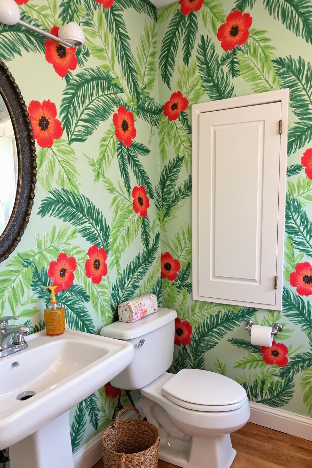 Hand painted wall pattern - Tropical Kids Bathroom: Hand-Painted Palm Leaf Wall - Hand-painted tropical kids' bathroom: Palm leaves and hibiscus...