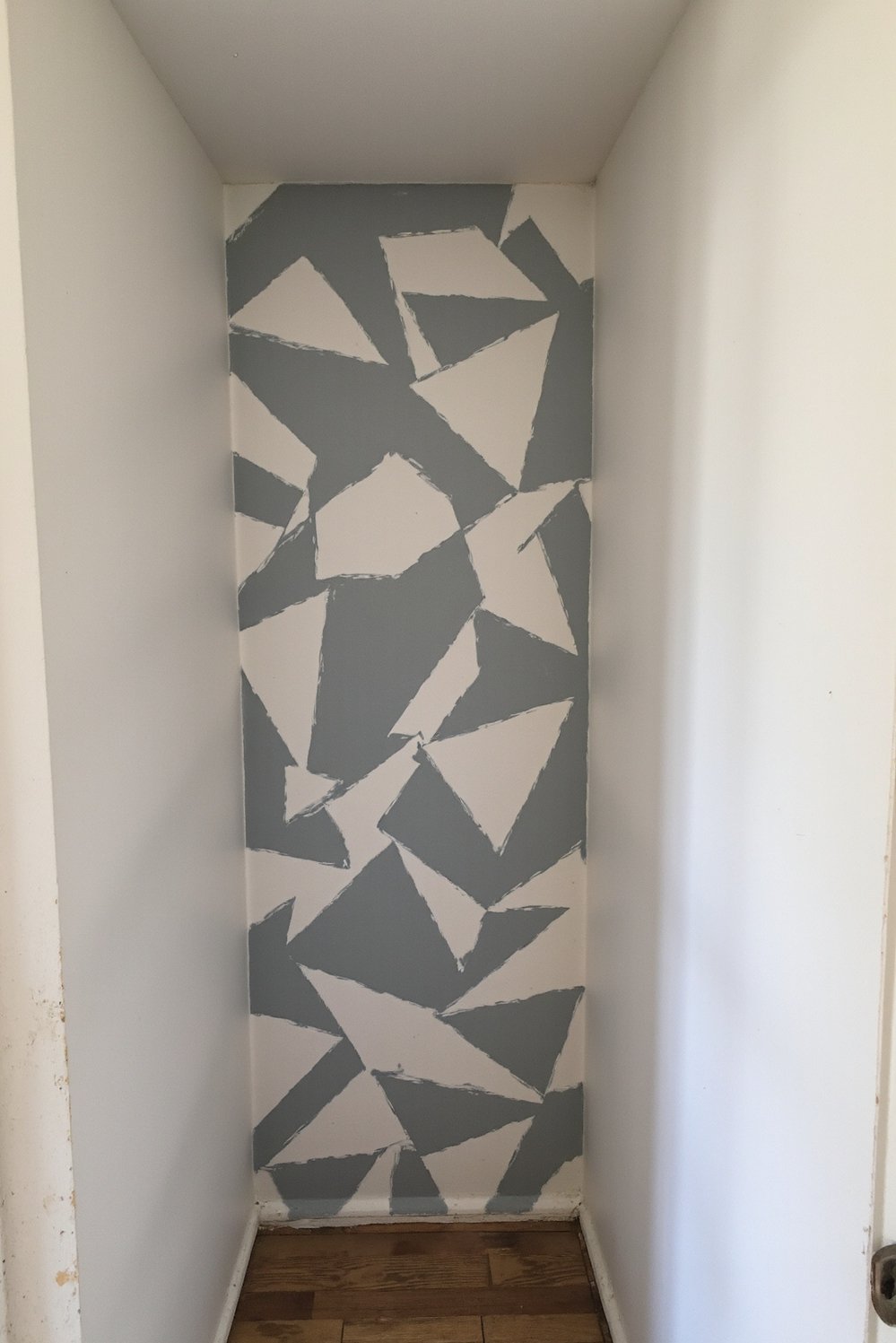 Hand painted wall pattern - Geometric Grey & White Hallway Accent Wall - Hand-painted geometric wallpaper. Grey and white triangles create...