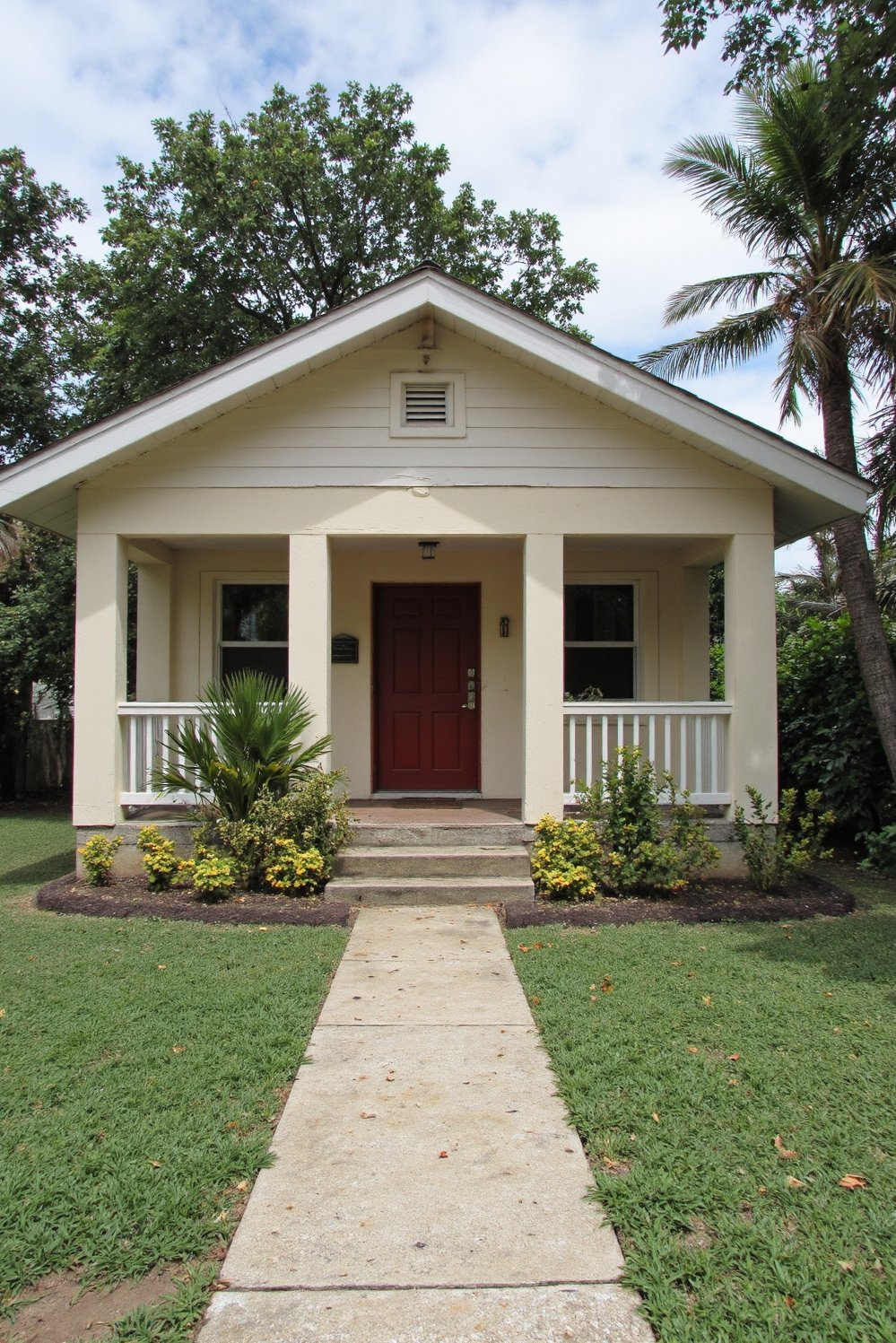 tropical house design ideas - Cozy Tropical Cottage: Intimate Interiors and Simple Gardens