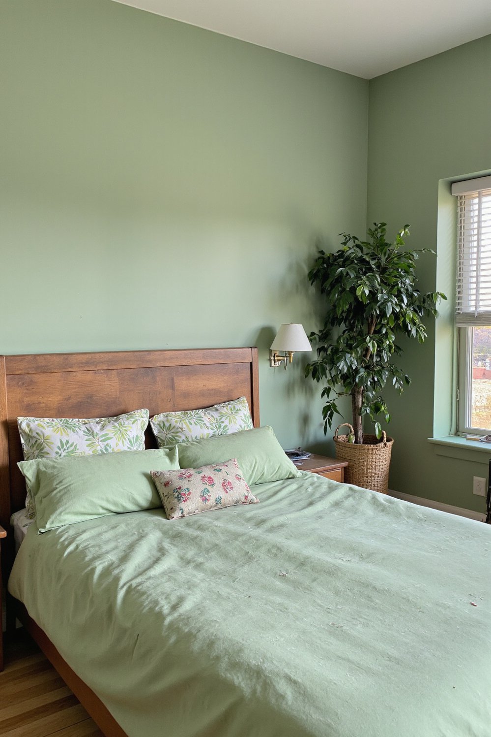 green bedroom ideas - Japanese Minimalist Sage Green Bedroom: Tranquil and Natural - This Japanese-inspired bedroom is pure serenity. A minimalist...