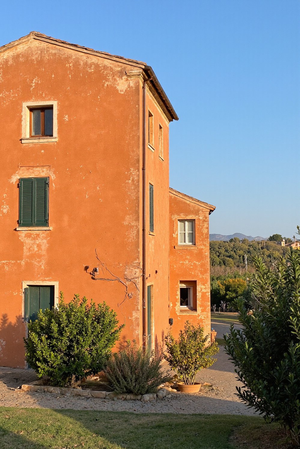 Italian villas exteriors - Sunlit Tuscan Home: Ochre Walls Amidst Vineyards - Tuscan villa glowing at sunrise…
