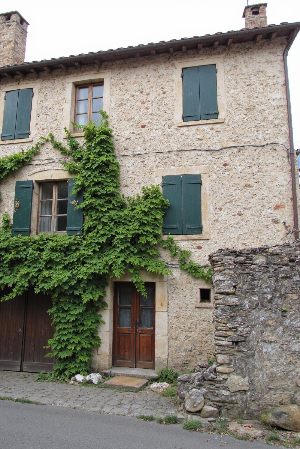 Italian villas exteriors - Stone Italian Home: Weathered Elegance and Ivy Drapes - Rustic stone house with climbing ivy…