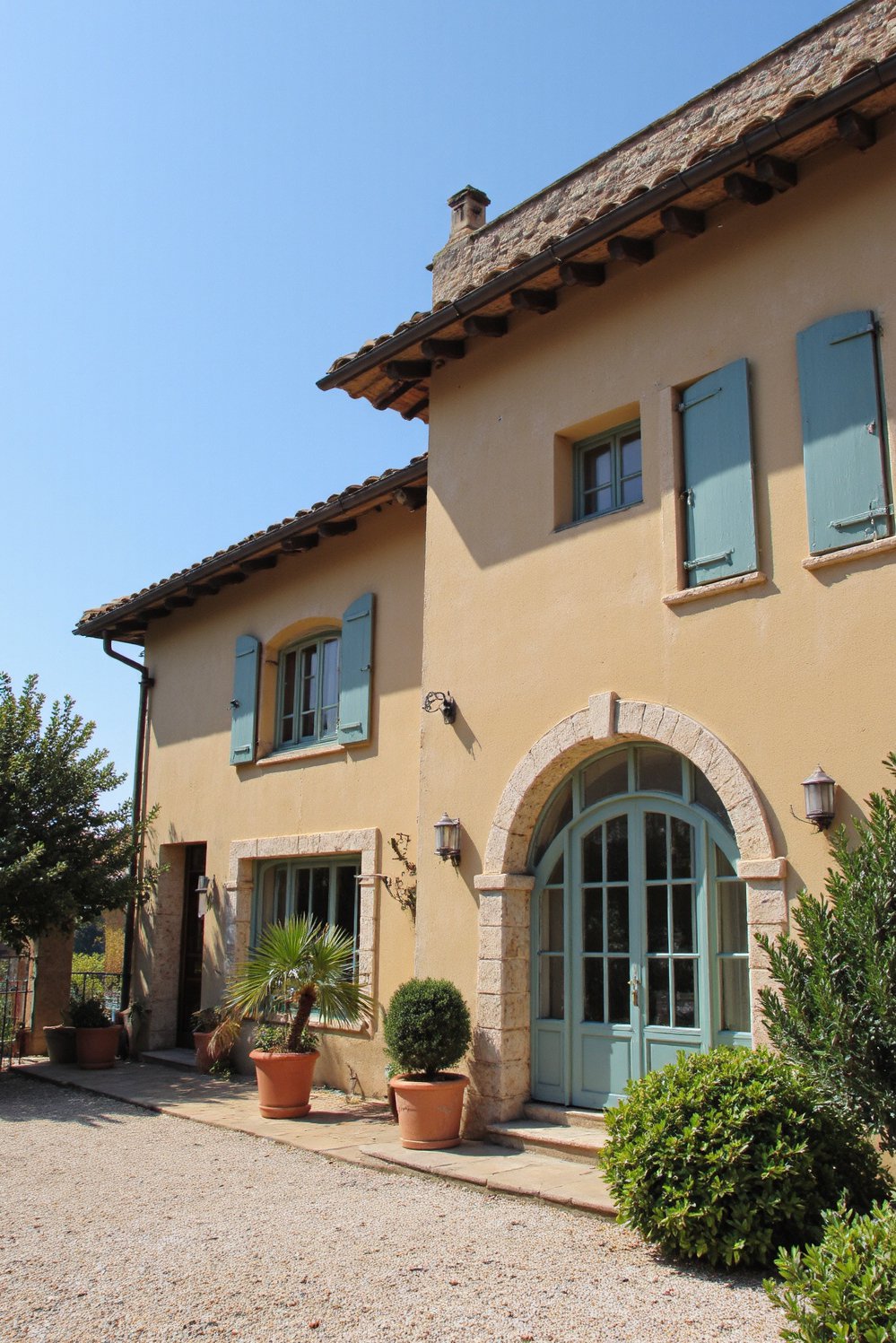 Italian villas exteriors - Modern Tuscan Villa: Sleek Architecture and Panoramic Views - Contemporary villa with large windows…