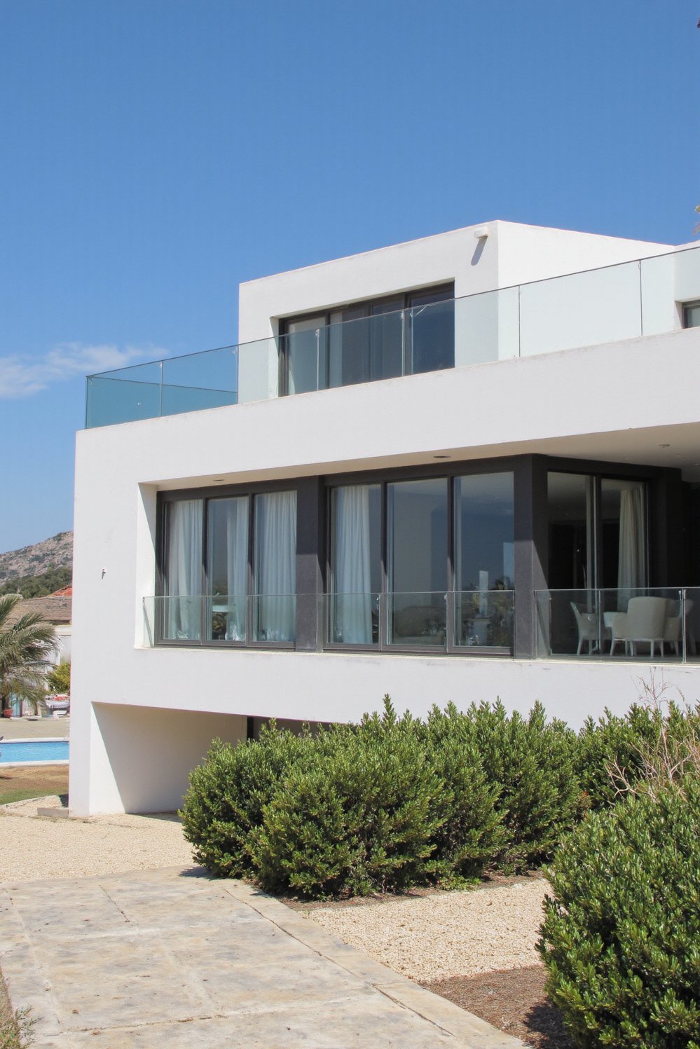 Italian villas exteriors - Modern Mediterranean Home: Minimalist Design and Panoramic Views - Sleek villa with large windows…