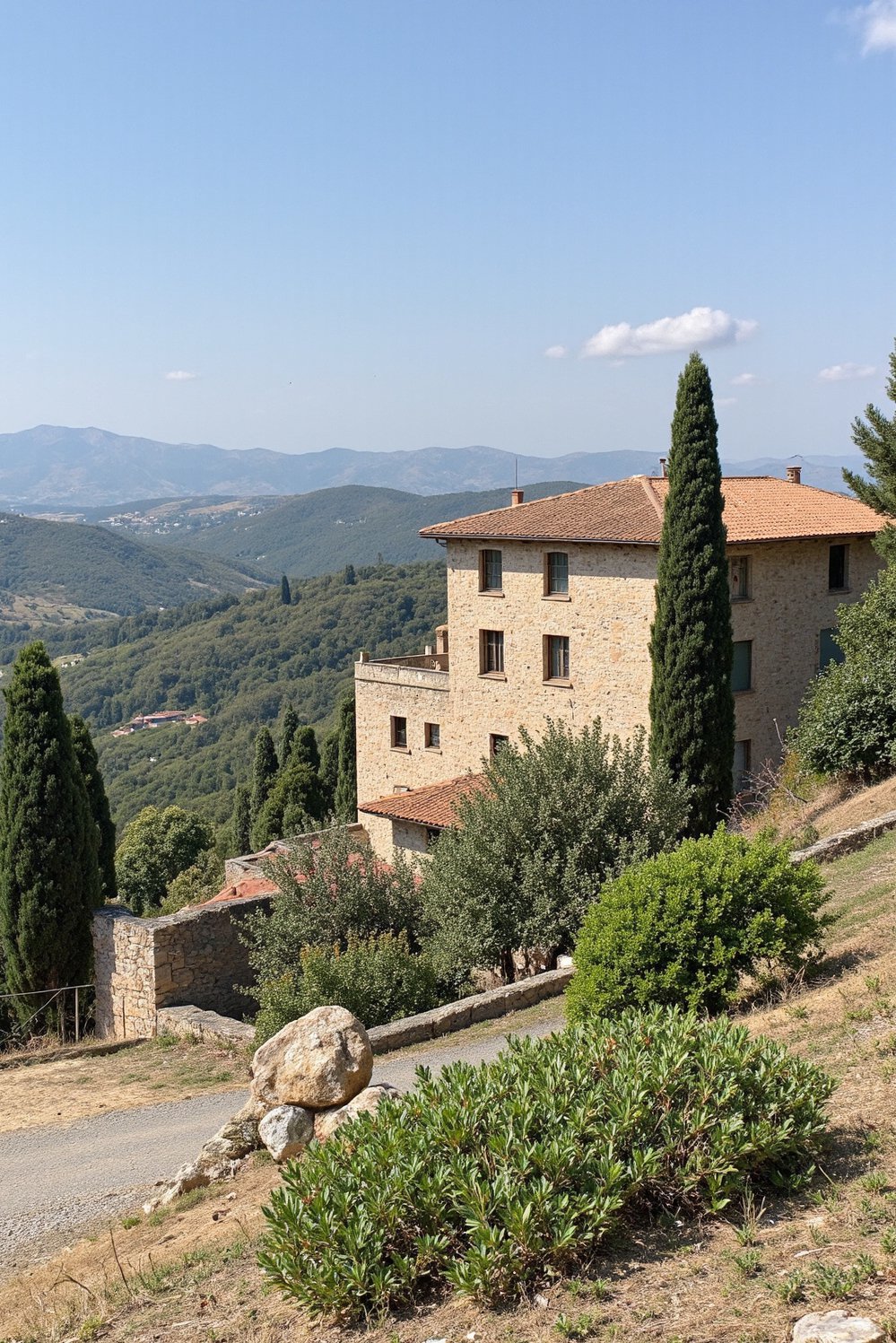 Italian villas exteriors - Hilltop Tuscan Villa: Vineyards and Mountain Panorama - Secluded villa with stunning views…