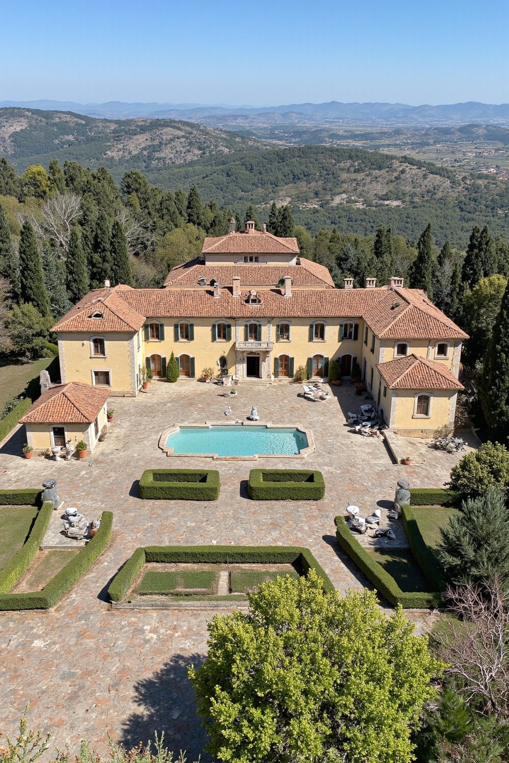 Italian villas exteriors - Expansive Tuscan Villa: Multiple Wings and Central Courtyard - Large villa with sprawling layout…