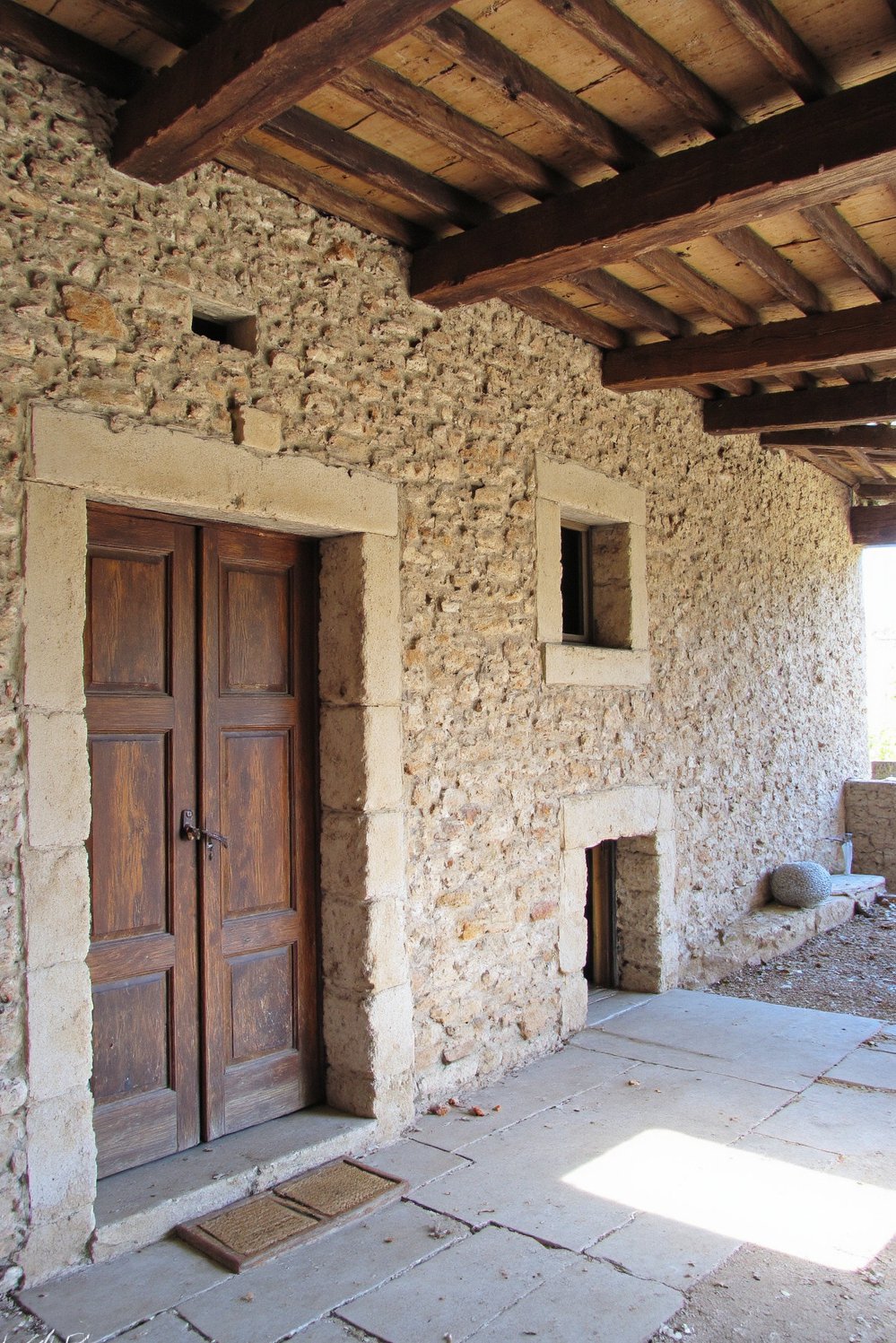 Italian villas exteriors - Rustic Italian Farmhouse: Weathered Stone and Exposed Beams - Traditional farmhouse with rustic charm…