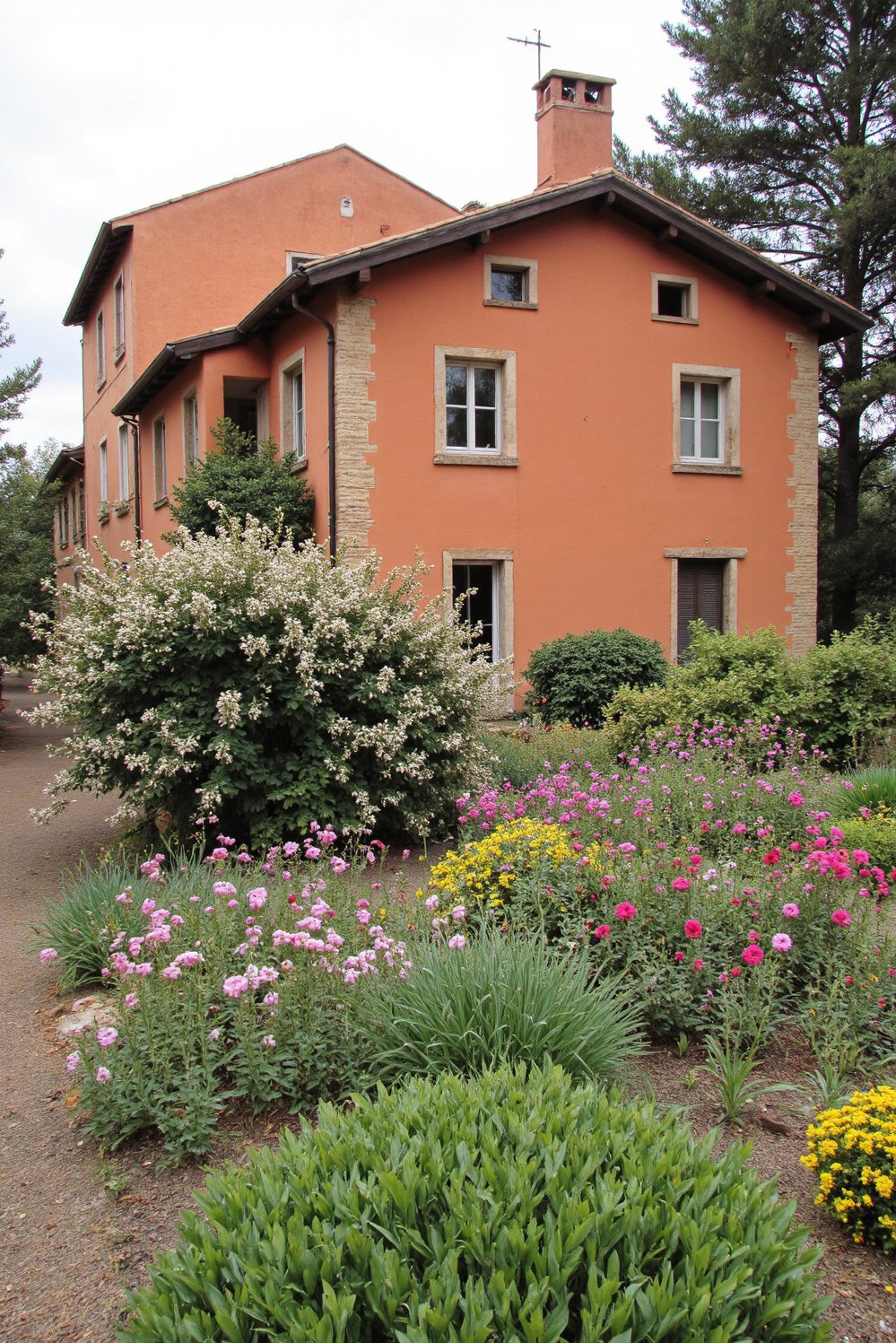 Italian villas exteriors - Terracotta-Toned Tuscan House with Lush Garden - Warm terracotta villa surrounded by herbs and flowers…
