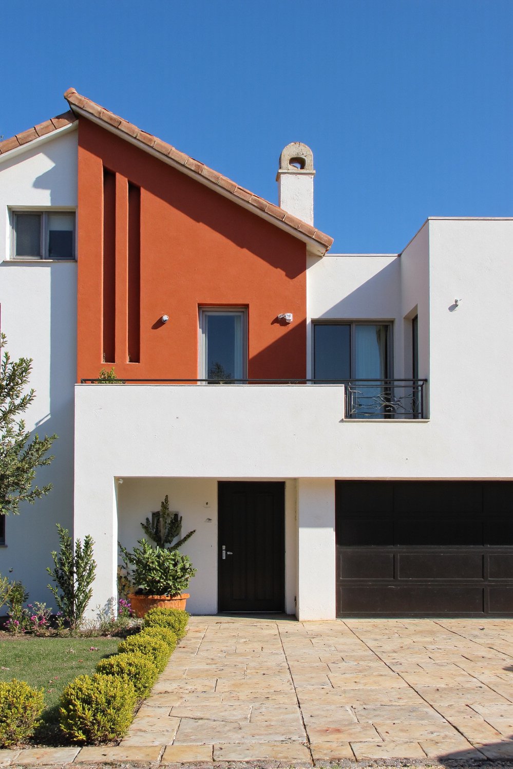 Italian villas exteriors - Vibrant Modern Mediterranean Villa: Bold Colors and Sleek Lines - Contemporary villa with colorful accents…