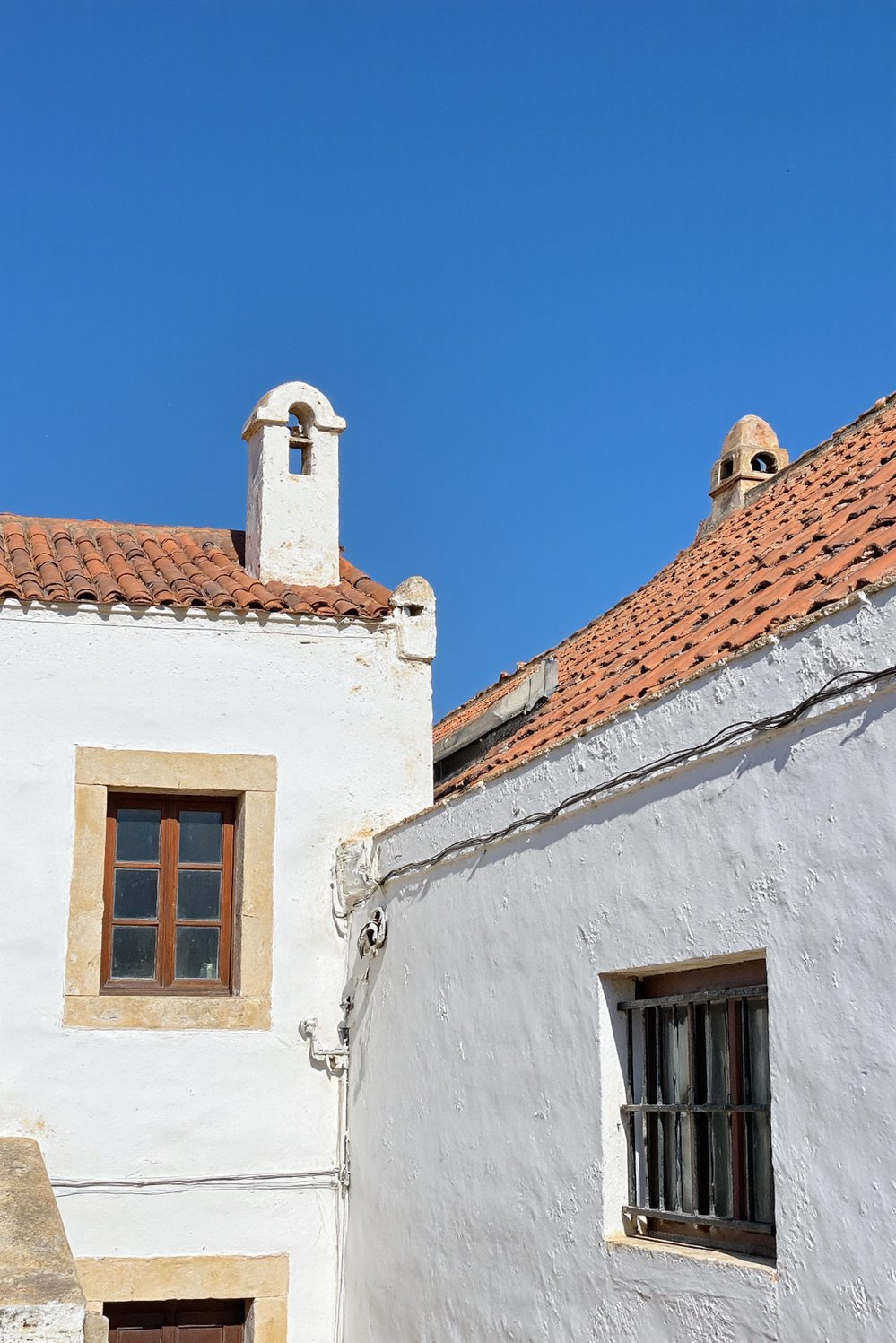 Italian villas exteriors - Spanish Villa: Whitewashed Walls and Classic Terracotta Roof - Sunlit Spanish style home…