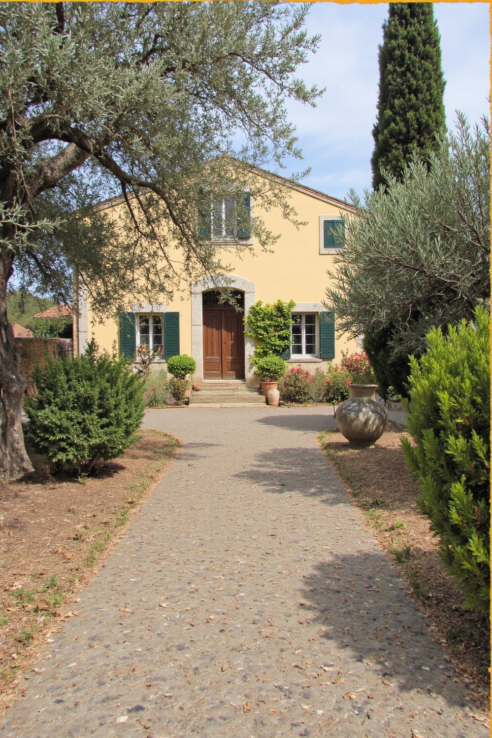 Italian villas exteriors - Peaceful Tuscan Villa: Olive Tree Oasis - Serene villa surrounded by olive trees…