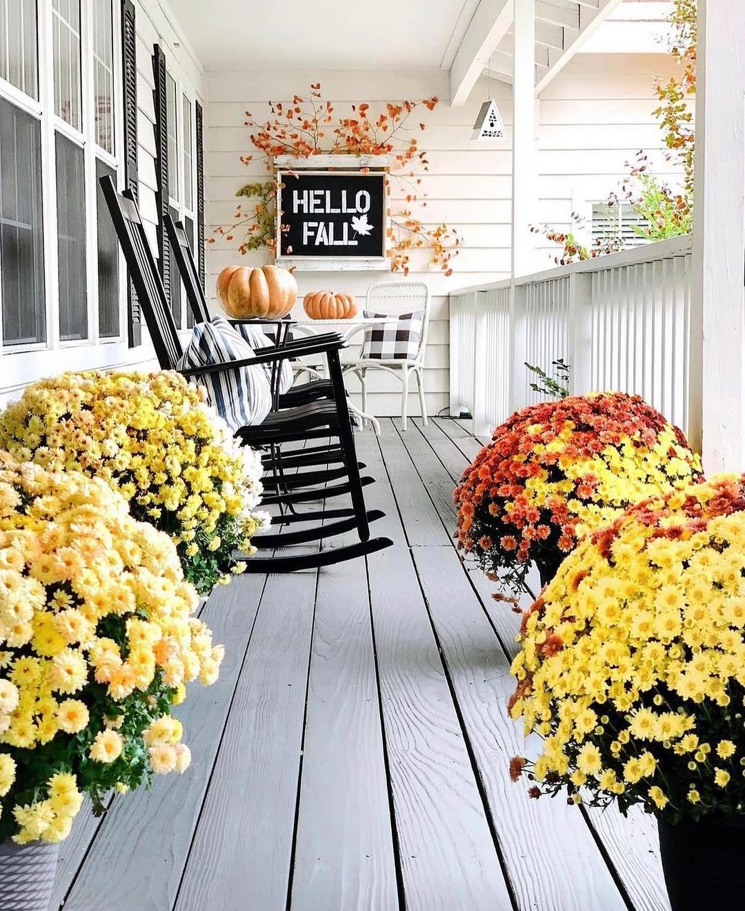 33 Stunning Fall Outdoor Decor Ideas to Transform Your Porch, Yard, and Patio