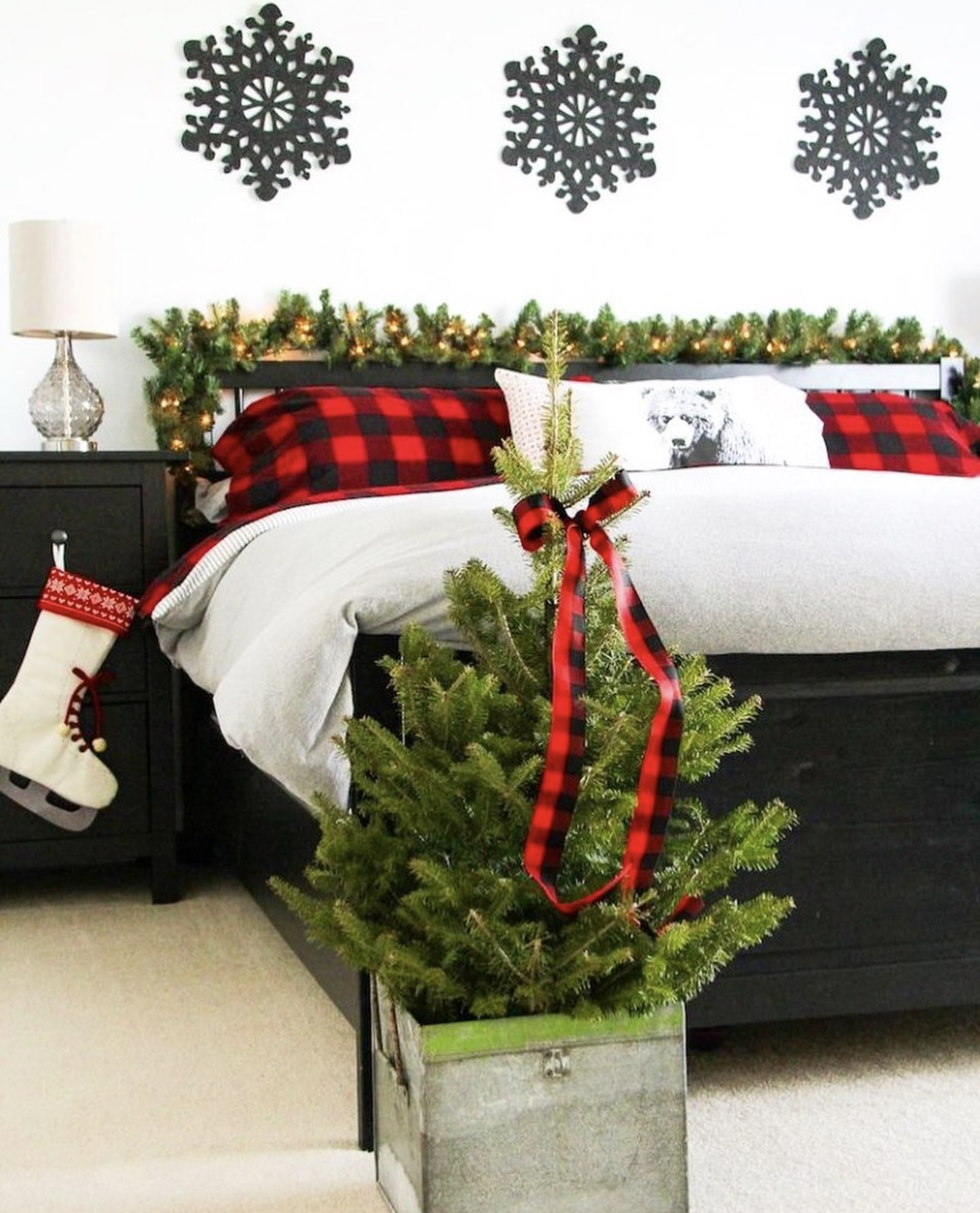 35 Cozy and Stylish Christmas Bedroom Decor Ideas for a Festive Holiday Retreat