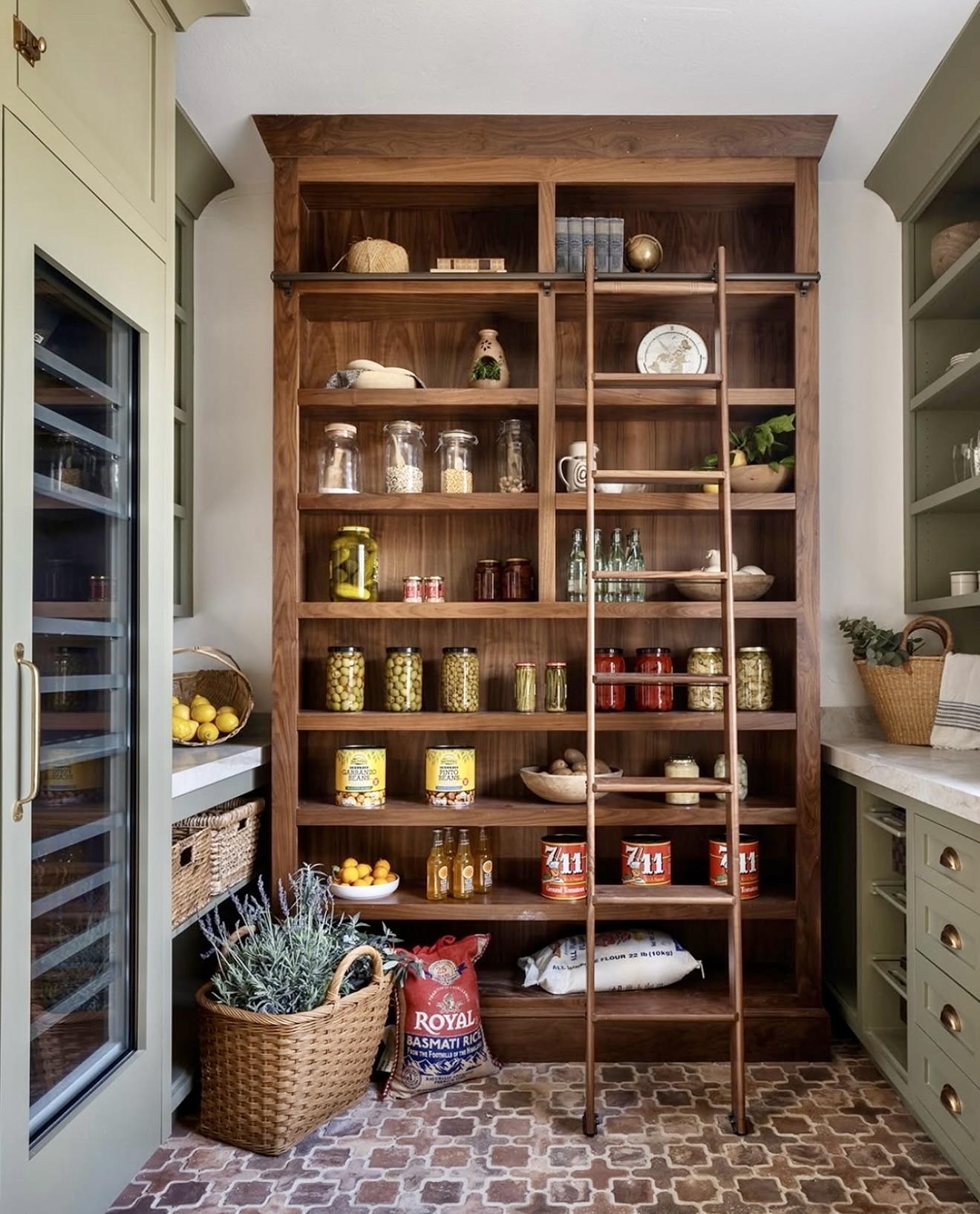 35 Stylish Walk-In Pantry Layouts with Smart Organization and Modern Shelving Ideas 35 Stylish Walk-In Pantry Layouts with Smart Organization and Modern Shelving Ideas